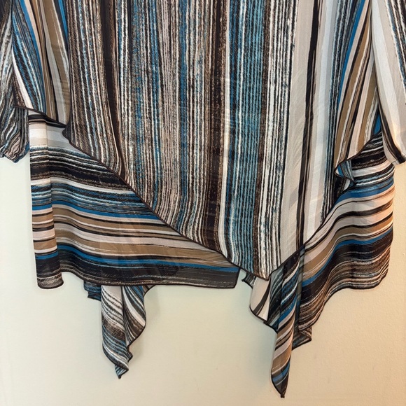 NWOT Chico’s Travelers Collection Women’s Striped Asymmetrical Blouse Size 2P - Picture 2 of 10